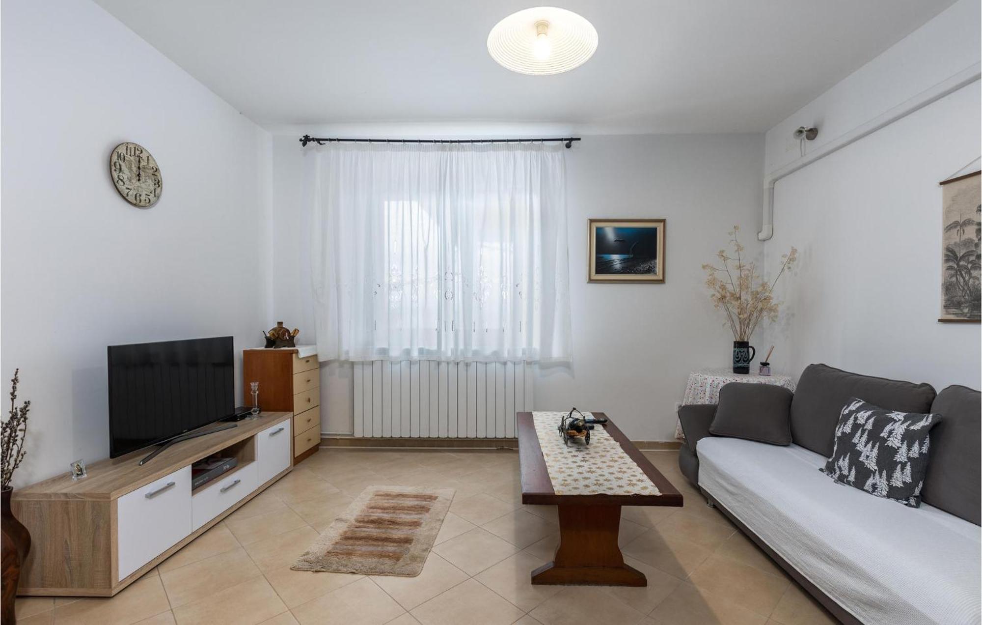2 Bedroom Gorgeous Apartment In Кострена Екстериор снимка
