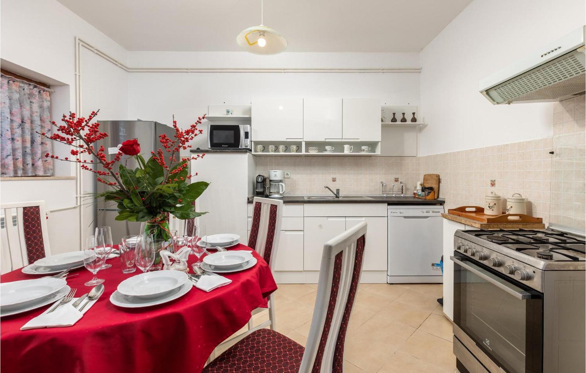 2 Bedroom Gorgeous Apartment In Кострена Екстериор снимка
